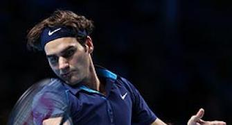 Federer warms up for semis with win over Fish