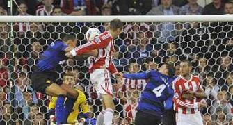 United keep top spot, Chelsea's Torres sent off