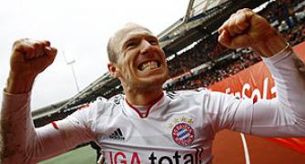 Robben helps Bayern turn heat up on Dortmund