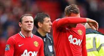 United blow two-goal lead to draw with Everton