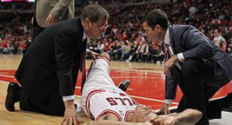NBA: Rose injury gives Bulls major concern