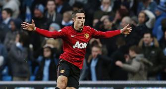 Van Persie breaches City fortress, Reds win at Upton Park