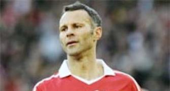 Giggs extends Man United contract for another year