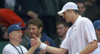 Davis Cup: Isner stuns Federer, holders Spain in control