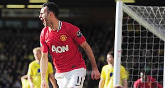 EPL: Giggs salvages United win as Arsenal thump Spurs