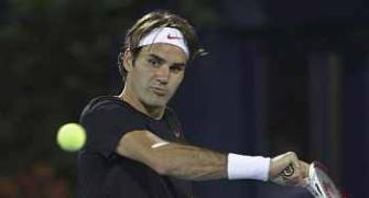 Federer cruises in Dubai as Murray labours