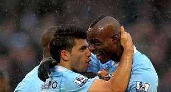 Balotelli lifts City as Manchester rules