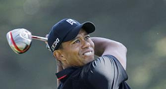 Woods, Mickelson to miss cut; Simpson leads