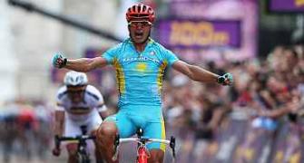 Kazakh cyclist Vinokourov wins men's road race