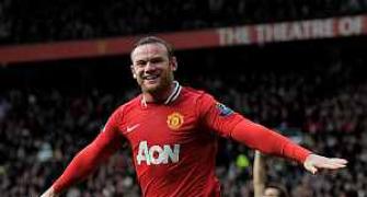 Rooney goals lift Man United top after City lose
