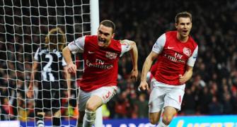 EPL PHOTOS: Arsenal strike late to turn up heat on Spurs