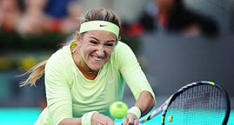 Azarenka suffers injury blow, Federer advances