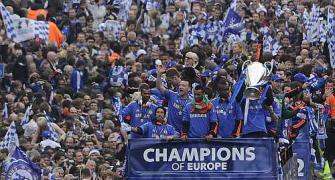 Photos: London turns blue as Champions Chelsea return