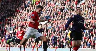 Man United go top as Van Persie haunts Arsenal