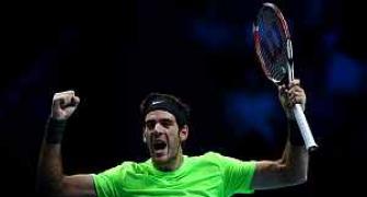 Del Potro beats Federer to reach semis in London