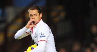 Hernandez inspires Manchester Utd comeback at Villa