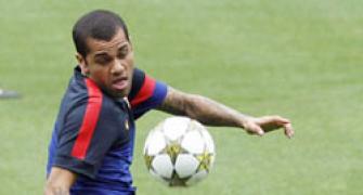 Barca's Alves sidelined for up to three weeks