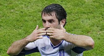 Greece's Karagounis joins Fulham on free transfer