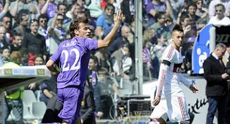 Fiorentina hold Milan in fight for Champions League place