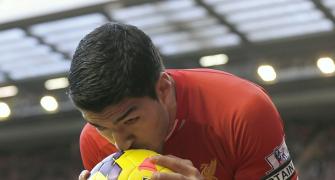 EPL PHOTOS: Suarez puts Liverpool top as Manchester City hit four