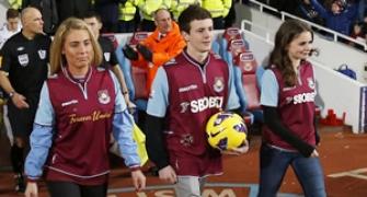 West Ham pay tribute to England hero Moore