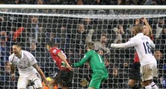 Dempsey denies United with late equaliser for Spurs