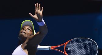 Aus Open: Stephens rallies to stun ailing Serena