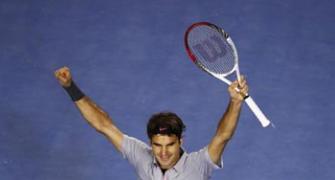 Federer survives Tsonga to set date with Murray