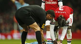 West Ham's Potts knocked unconscious during Arsenal match