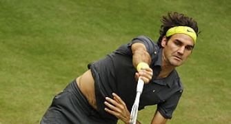 Federer to face Youzhny in Halle final