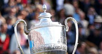 Murray recovers to win Queen's title