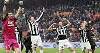 Juventus close in on title, Napoli win thriller