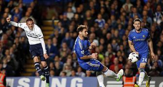 Sigurdsson strike helps Spurs hold Chelsea