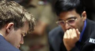 Carlsen wins Game 5 after Anand falters