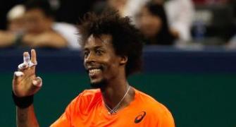 Federer dumped out of Shanghai Open by Monfils