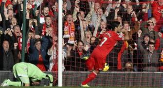Suarez hat-trick keeps Liverpool on Arsenal's tail