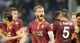 Roma climb atop Serie A