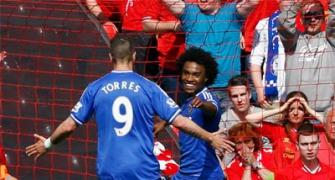 Liverpool stunned by Chelsea, City win to blow title race wide open