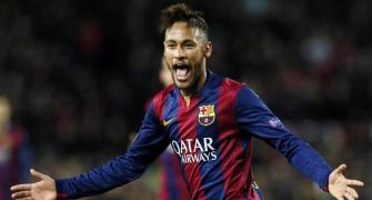 Neymar rocket helps Barcelona secure top spot