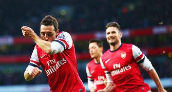 EPL PHOTOS: Arsenal, City forge ahead, Liverpool held by Villa