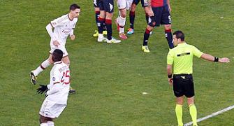 Balotelli fined for gesturing at Cagliari fans