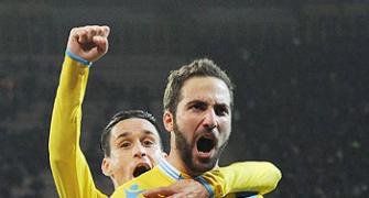 Higuain helps Napoli into Italian Cup semis