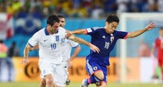 Ten-man Greece hold Japan goalless
