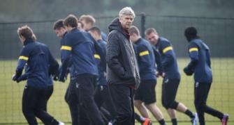 'Arsenal squad want Wenger to sign new contract'