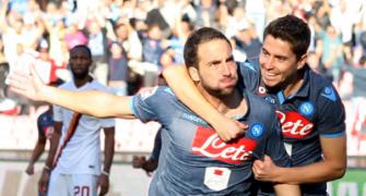 Serie A: Acrobatic Higuain goal sets up Napoli win over Roma