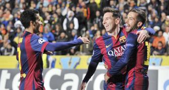 Record-breaker Messi tricks in Barca win; Chelsea thump Schalke