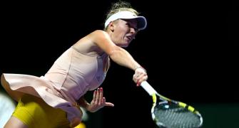 Wozniacki outlasts erratic Sharapova in WTA Finals