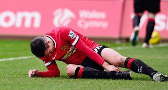 United's Van Persie doubtful starter for Manchester derby