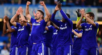 EPL PHOTOS: Chelsea inch towards title with gritty United win
