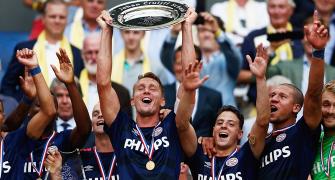 De Jong sizzles as PSV lift Dutch Super Cup trophy